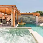 Luxury Finessa 1 With Heated Pool, Jacuzzi And Sauna *