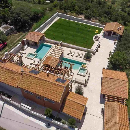 Luxury Finessa 1 With Heated Pool, Jacuzzi And Sauna * سكرادين