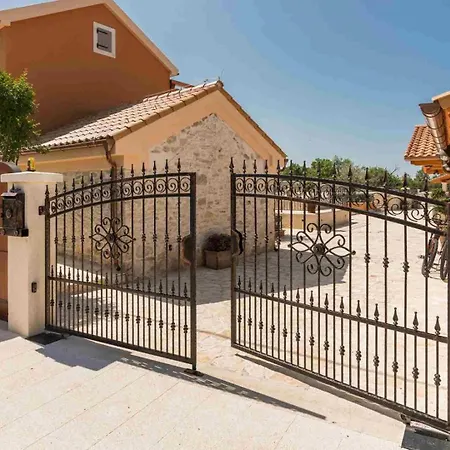 Luxury Finessa 1 With Heated Pool, Jacuzzi And Sauna *