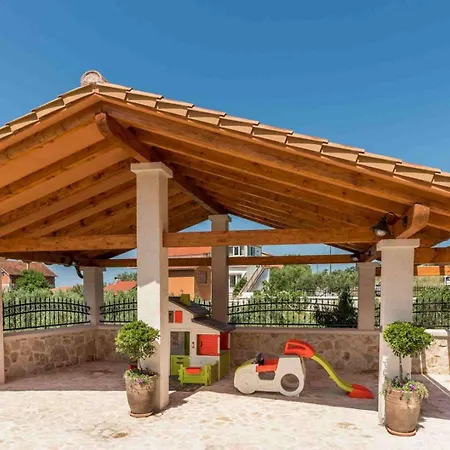 Luxury Finessa 1 With Heated Pool, Jacuzzi And Sauna سكرادين