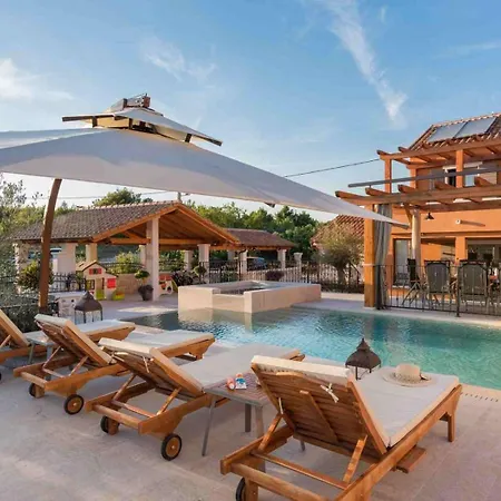 Luxury Finessa 1 With Heated Pool, Jacuzzi And Sauna فيلة