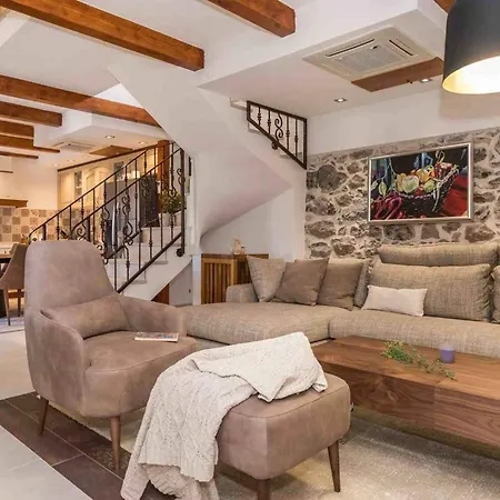Villa Luxury Finessa 1 With Heated Pool, Jacuzzi And Sauna