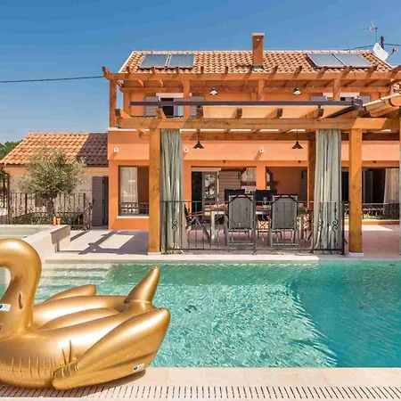 Villa Luxury Finessa 1 With Heated Pool, Jacuzzi And Sauna