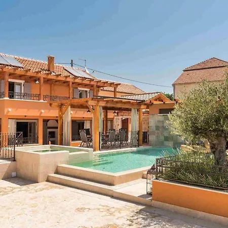 Luxury Finessa 1 With Heated Pool, Jacuzzi And Sauna Willa