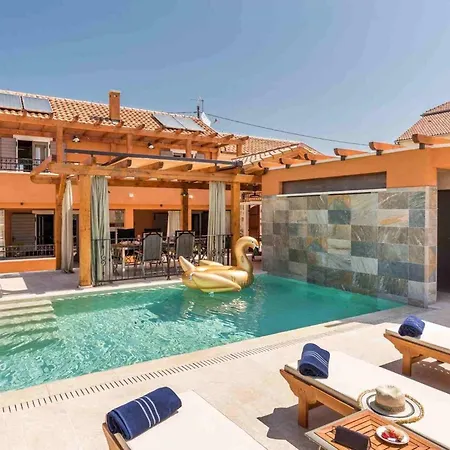 Luxury Finessa 1 With Heated Pool, Jacuzzi And Sauna Skradin