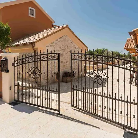 Willa Luxury Finessa 1 With Heated Pool, Jacuzzi And Sauna