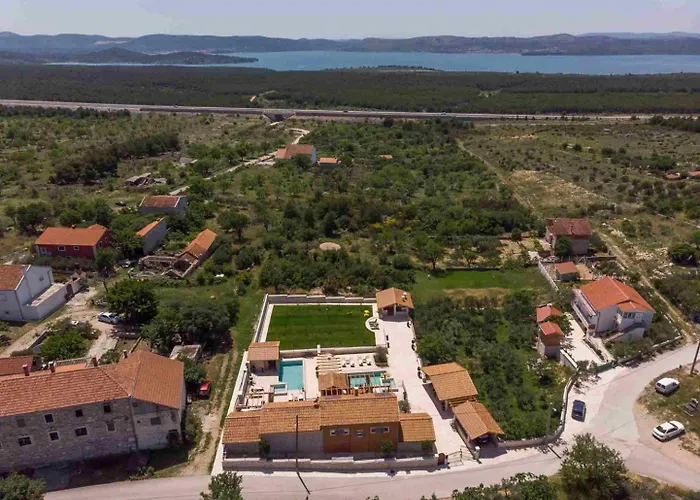 Luxury Finessa 1 With Heated Pool, Jacuzzi And Sauna