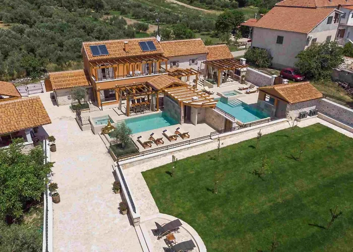 Luxury Finessa 1 With Heated Pool, Jacuzzi And Sauna וילה