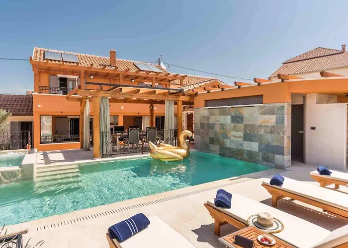 וילה Luxury Finessa 1 With Heated Pool, Jacuzzi And Sauna