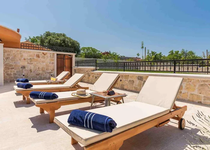 וילה Luxury Finessa 1 With Heated Pool, Jacuzzi And Sauna סקארדין