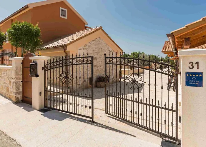 Luxury Finessa 1 With Heated Pool, Jacuzzi And Sauna *