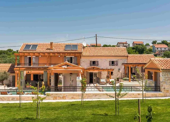 וילה Luxury Finessa 1 With Heated Pool, Jacuzzi And Sauna סקארדין