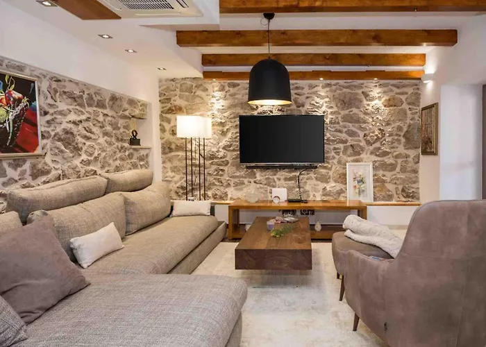 Luxury Finessa 1 With Heated Pool, Jacuzzi And Sauna