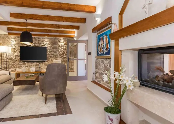 Luxury Finessa 1 With Heated Pool, Jacuzzi And Sauna וילה