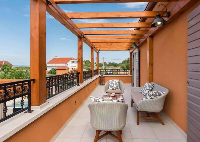 Luxury Finessa 1 With Heated Pool, Jacuzzi And Sauna וילה