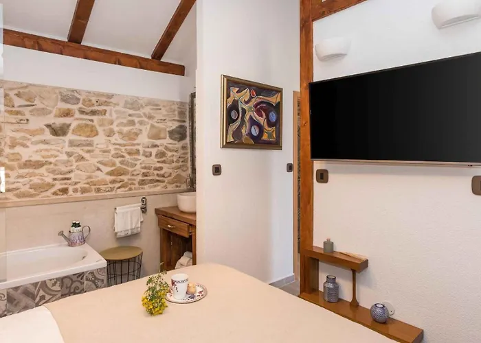 Luxury Finessa 1 With Heated Pool, Jacuzzi And Sauna וילה סקארדין