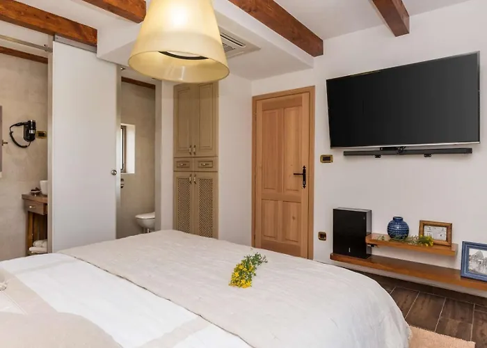 Luxury Finessa 1 With Heated Pool, Jacuzzi And Sauna וילה