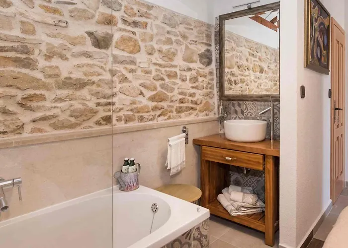 Luxury Finessa 1 With Heated Pool, Jacuzzi And Sauna וילה סקארדין