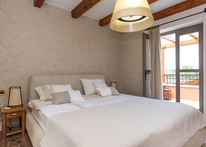 Luxury Finessa 1 With Heated Pool, Jacuzzi And Sauna וילה