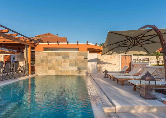 Luxury Finessa 1 With Heated Pool, Jacuzzi And Sauna וילה סקארדין