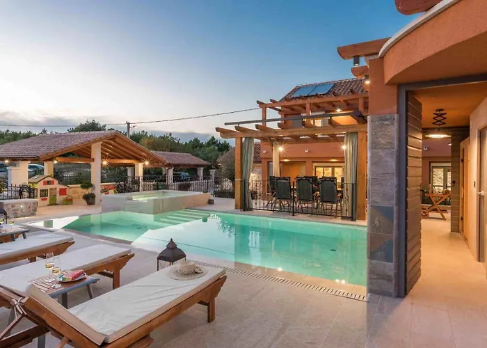 Luxury Finessa 1 With Heated Pool, Jacuzzi And Sauna סקארדין