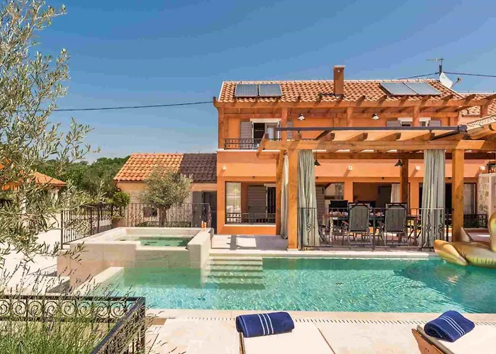 Luxury Finessa 1 With Heated Pool, Jacuzzi And Sauna