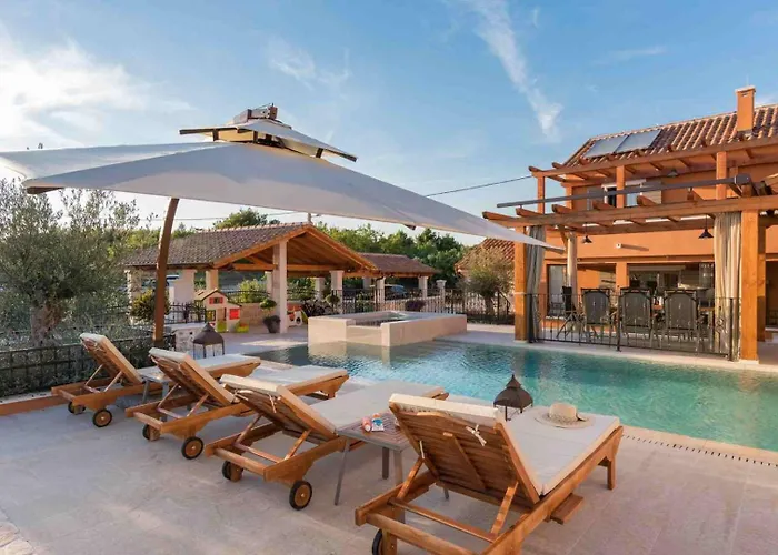 Luxury Finessa 1 With Heated Pool, Jacuzzi And Sauna וילה